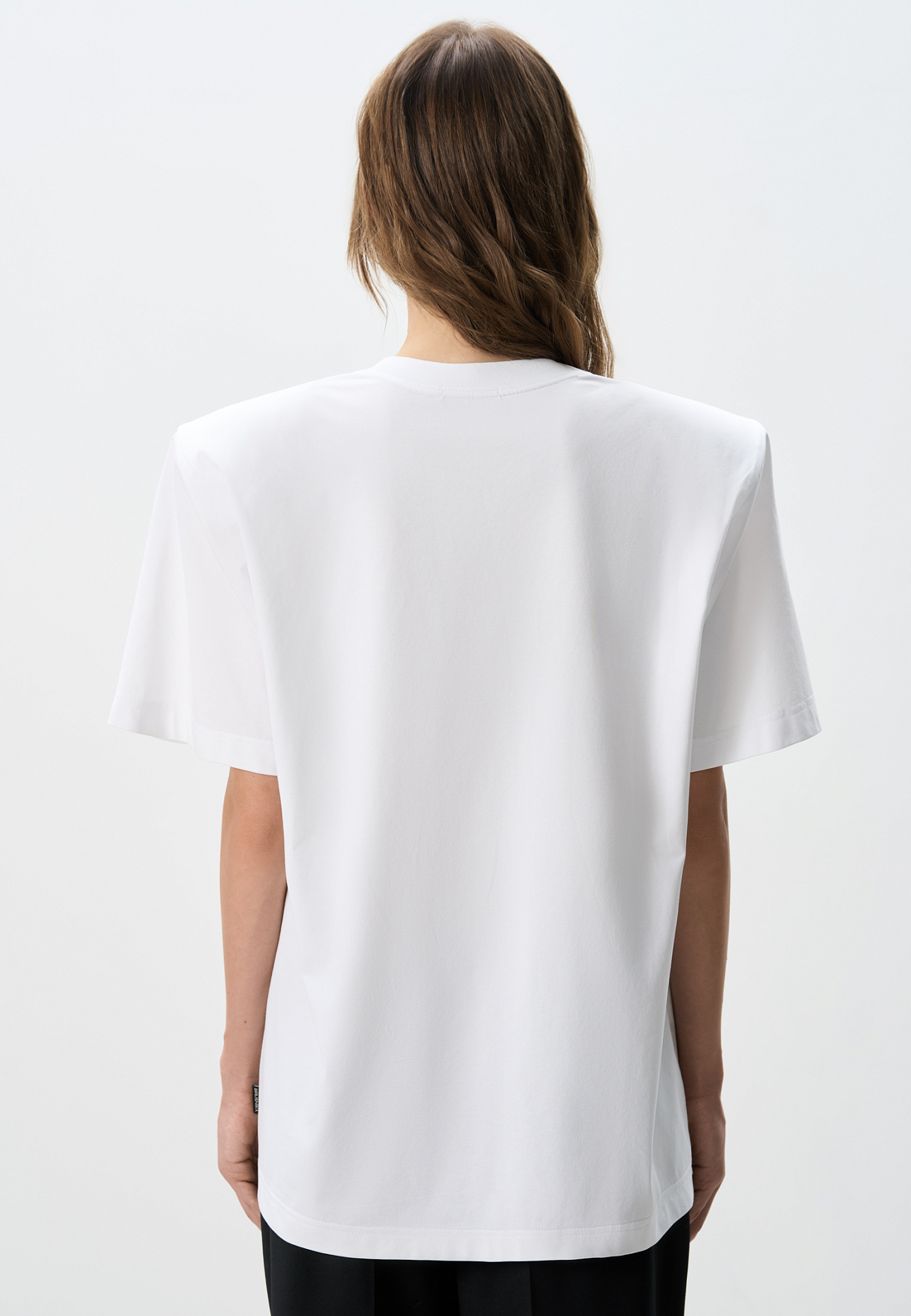 Футболка из 100% хлопка. Модель с подплечниками, короткими рукавами и круглым вырезом горловины.