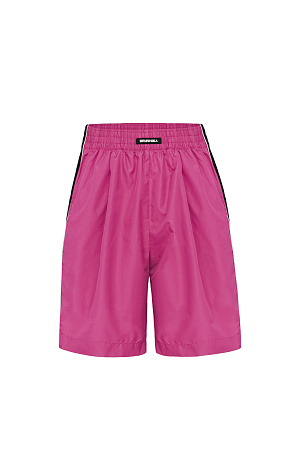 фуксия Шорты в спортивном стиле с карманами по бокам, белым кантом и широким лампасом. Пояс на эластичной ленте с брендированным ярлыком. Дополнить образ можно бомбером или курткой в том же стиле.