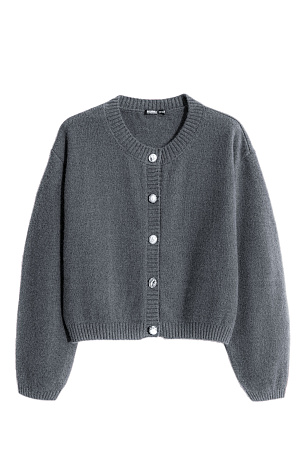 графит Трикотажный кардиган из пуха лисы. Модель свободного силуэта со спущенной линией плеч и круглым вырезом горловины. Изделие декорировано крупными акцентными пуговицами.