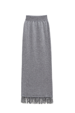 серый Трикотажная юбка длины макси из ультратонкой шерсти мериноса с добавлением хлопка. Модель прямого силуэта с широким эластичным поясом. Изделие декорировано буклированной бахромой по низу.