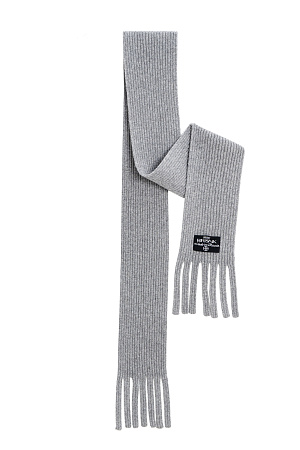 серый Трикотажный шарф в рубчик. Модель с бахромой и брендированным ярлыком. 