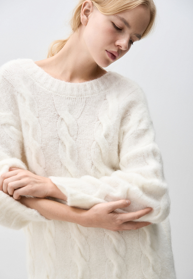 Трикотажный джемпер с открытой спиной и косами