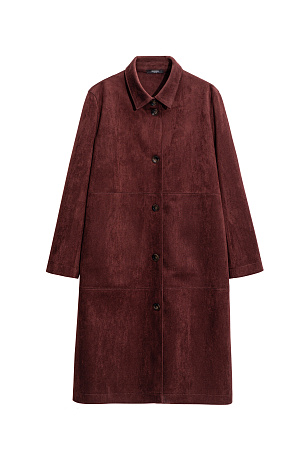бордовый Тренч из ткани с имитацией внешнего вида и свойств натуральной замши. Модель прямого кроя с отложным воротником. Застежка на крупные пуговицы.