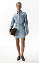 Джинсовое платье длины мини из 100% хлопка. Модель приталенного силуэта, с длинными рукавами, отложным воротником, нагрудными карманами с клапанами, боковыми карманами и патами на поясе для ремня. Застежка на металлические кнопки.