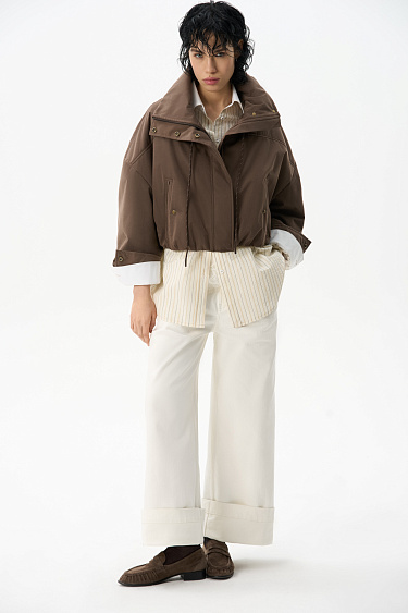 Короткий бомбер с воротником-стойкой