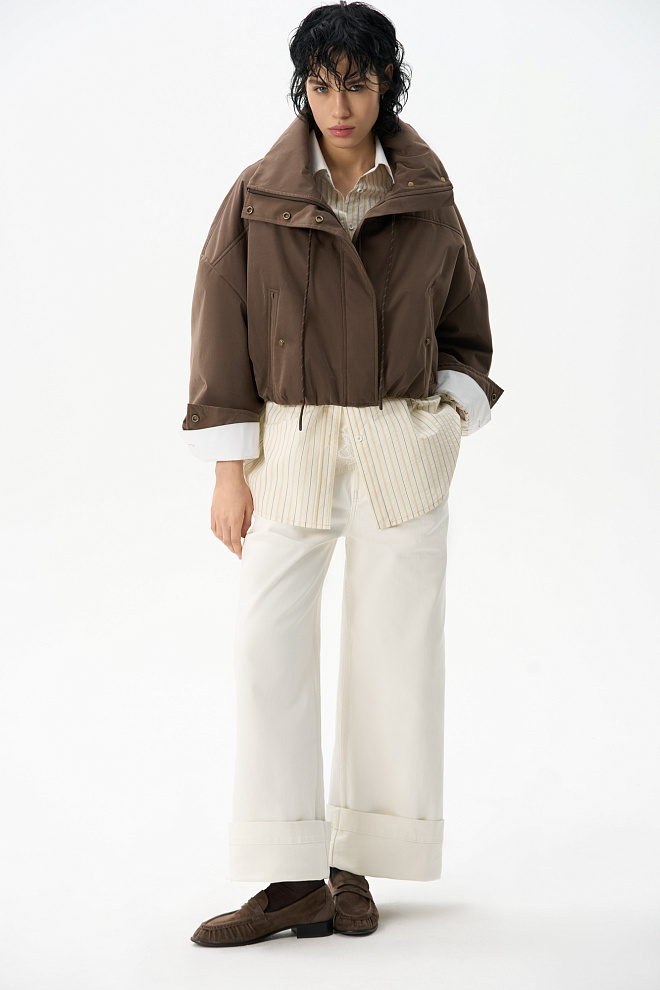 Короткий бомбер с воротником-стойкой