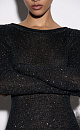 Трикотажное платье длины мини из хлопка с пайетками. Модель приталенного силуэта с длинными рукавами и открытой спиной. Манжеты рукавов и подол декорированы валиками.