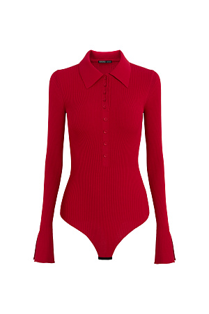 красный Трикотажное боди из вискозы. Модель облегающего силуэта с длинными рукавами, воротником поло и пуговицами на планке. Застежка в виде крючков в нижней части изделия.