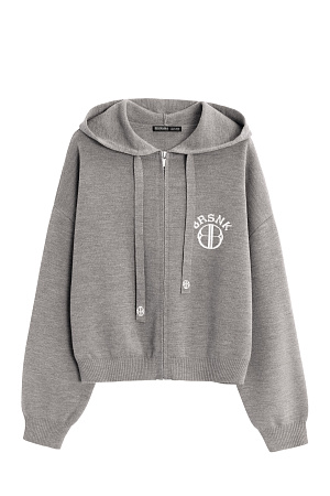 бежевый Трикотажный бомбер в спортивном стиле из шерсти с добавлением акрила. Модель свободного силуэта со спущенной линией плеча и капюшоном на кулиске. Низ изделия и манжеты рукавов выполнены на эластичной резинке. Изделие декорировано брендированным жаккардом на груди и шнурке. Застежка на молнию.