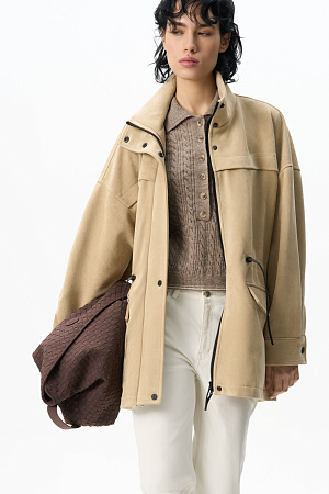 бежевый Парка, выполненная из ткани с имитацией внешнего вида и свойств натуральной замши. Модель свободного силуэта с высоким воротником-стойкой, карманами с клапанами и кулиской на талии. Застежка на молнию и магнитные кнопки на планке. Изделие выполнено на подкладке.