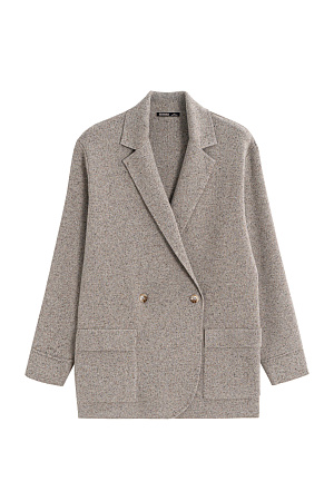 бежевый Трикотажный двубортный жакет из шерсти с добавлением вискозы и шелка. Модель прямого кроя, с лацканами, двумя накладными карманами и валиками на манжетах. Застежка на пуговицы. Без подкладки. 