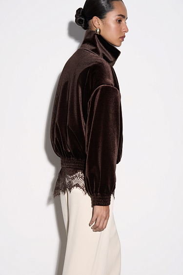 Бархатный бомбер с воротником-стойкой