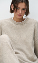 Трикотажный джемпер из шерсти яка с добавлением шерсти мериноса экстрафайн. Модель свободного силуэта, с вывязанной круглой горловиной и рукавом реглан с декоративными сбавками. Низ изделия и манжеты рукавов выполнены в рубчик.