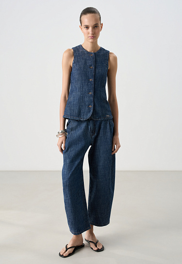 Джинсы с защипами на карманах