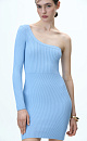 Трикотажное платье длины мини из вискозы. Модель приталенного силуэта с одним рукавом и открытым плечом.