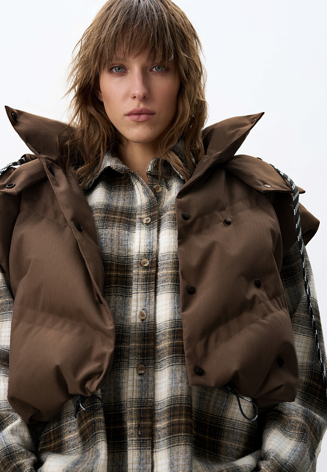 Укороченный жилет на пуху