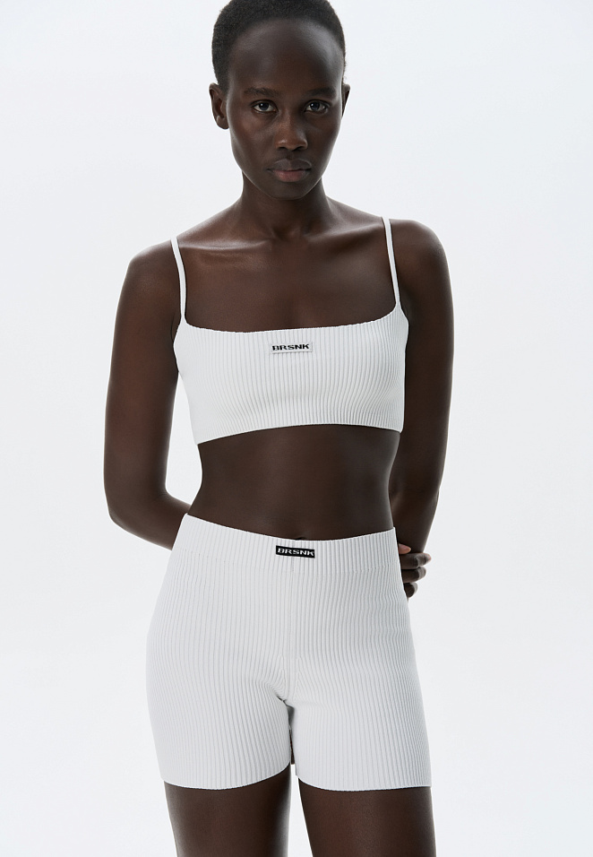 Короткий спортивный топ на бретельках 