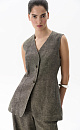 Удлиненный жилет из 100% льна. Модель приталенного силуэта, с V-образным вырезом горловины, вертикальными вытачками, ремнем на спинке и разрезами по бокам. Изделие бех подкладки. 