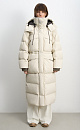 Объемный длинный пуховик. Модель с воротником-стойкой, капюшоном на кулиске и кнопках, большими нагрудными и боковыми карманами на молнии с клапанами и трикотажными манжетами в широкий рубчик. Застежка на молнию по всей длине под планкой на кнопках. Ворот изделия декорирован логотипом бренда.