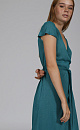 Лёгкое трикотажное платье станет прекрасным спутником летних дней. V-образный вырез идеально подходит для объёмных аксессуаров, а асимметричный край юбки добавляет образу элегантности.