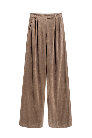 бежевый Брюки из ткани с имитацией внешнего вида и свойств натуральной замши. Модель с защипами на талии, шлевками на поясе для ремня. Застежка на скрытую пуговицу и брючный крючок. Отделка строчкой в тон.&nbsp;&nbsp;