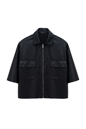 черный Укороченная рубашка из экокожи. Модель свободного силуэта со спущенной линией плеча, накладными карманами на груди и застежкой на молнию.