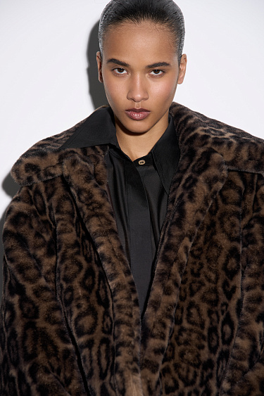 Шуба из экомеха с анималистичным принтом