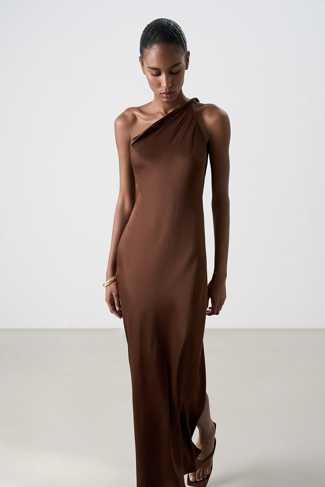 Атласное платье с перекрутом