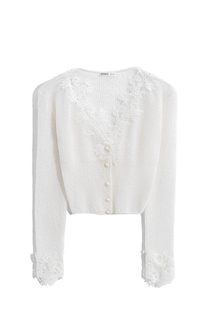 белый Короткий трикотажный кардиган из тонкой шерсти мериноса экстрафайн и альпака экстрафайн. Модель по фигуре с глубоким V-образным вырезом. Застежка на маленькие жемчужные пуговицы. Изделие декорировано тонким кружевом.