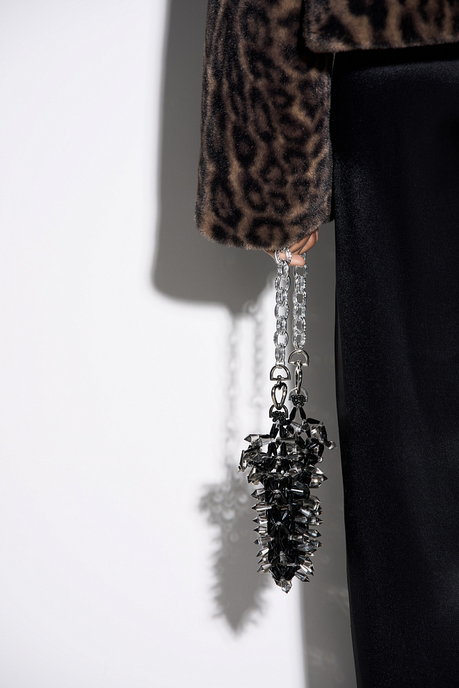 Шуба из экомеха с анималистичным принтом