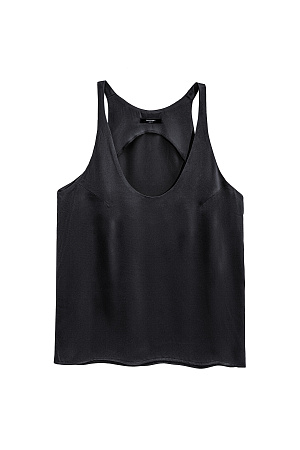 черный Майка из атласной вискозы. Модель свободного силуэта на тонких бретельках и глубоким вырезом декольте.