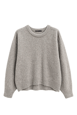 бежевый Трикотажный джемпер из шерсти яка с добавлением шерсти мериноса экстрафайн. Модель свободного силуэта, с вывязанной круглой горловиной и рукавом реглан с декоративными сбавками. Низ изделия и манжеты рукавов выполнены в рубчик.