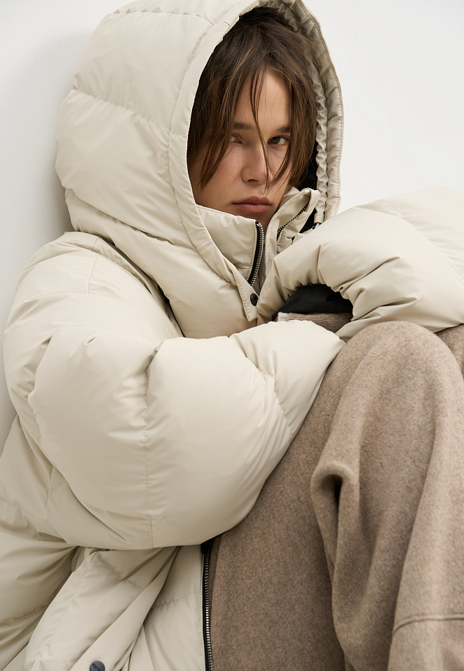 Объемный пуховик с капюшоном