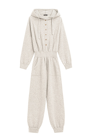 бежевый Трикотажный комбинезон из шерсти и кашемира, состоящий из худи и брюк. Худи с капюшоном и застежкой на пуговицы, брюки с широким эластичным поясом, боковыми карманами и манжетами на резинке.