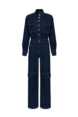 синий Джинсовый комбинезон из денима. Длинные рукава с манжетами. Отложной воротник. Передние накладные карманы на груди, боковые карманы и накладные карманы сзади. На поясе штрипки под ремень. Застежка на молнию и металлические пуговицы.