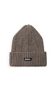 Шапка из шерсти альпака с отворотом и логотипом бренда.