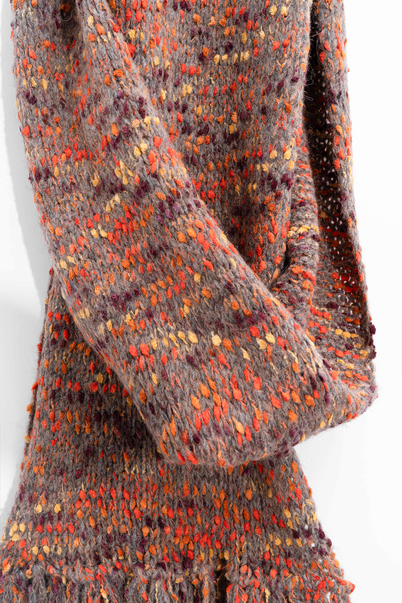 Трикотажный шарф из буклированной пряжи с длинной бахромой.