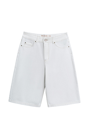 белый Джинсовые шорты-бермуды из 100% хлопка. Модель прямого кроя, со средней посадкой. Шлевки на поясе для ремня. Пять карманов. Застежка на молнию и металлическую пуговицу.