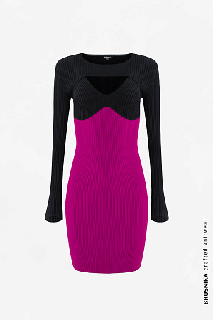 фуксия Платье из вискозы на бретелях. Идет в комплекте со съемным укороченным джемпером с длинными рукавами.