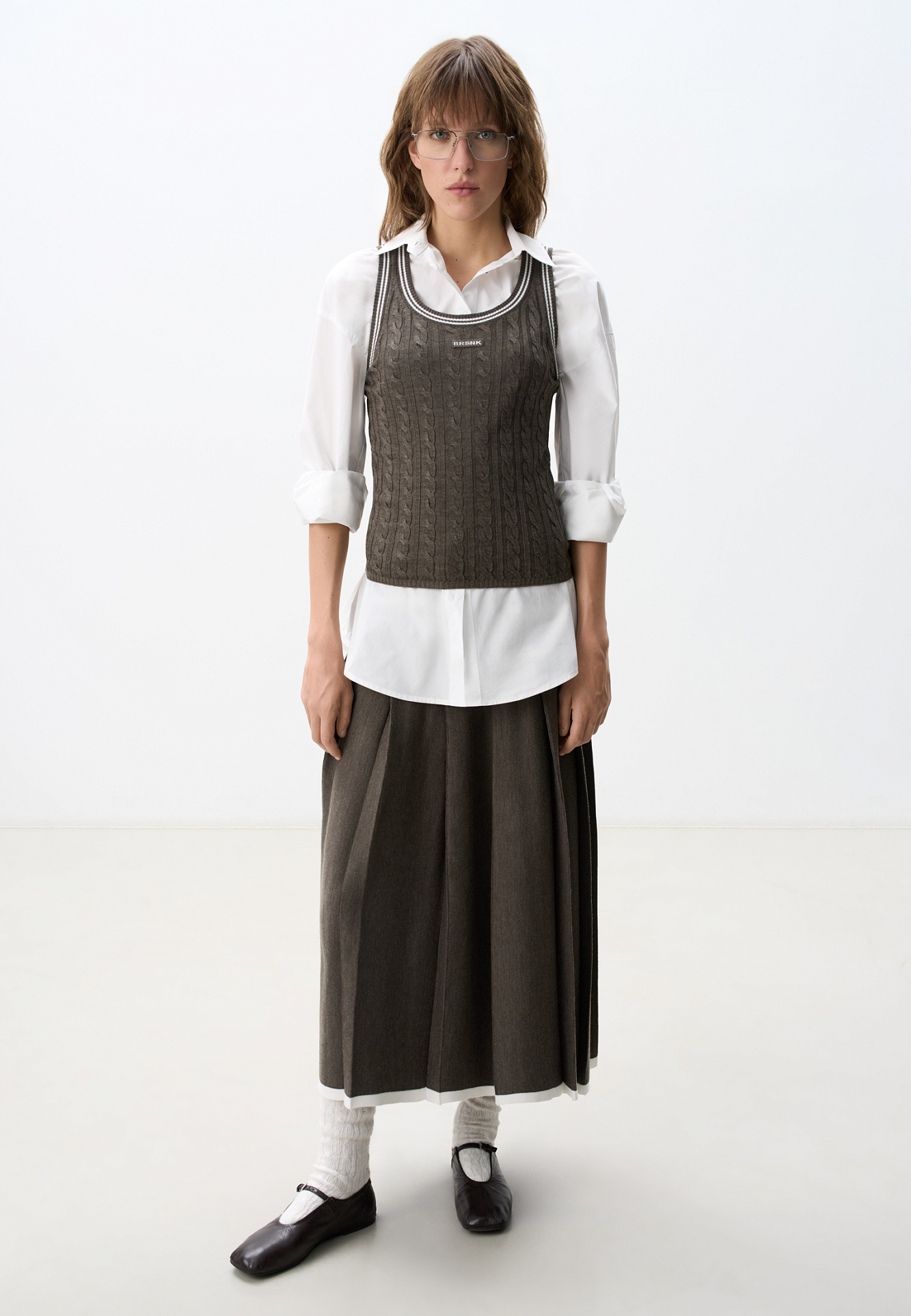 Трикотажная майка из шерсти. Модель свободного силуэта, без рукавов, на широких лямках, с круглым вырезом горловины и глубокой проймой. Изделие выполнено объемной вязкой косами и декорировано контрастным лампасом и логотипом бренда на груди.<br />