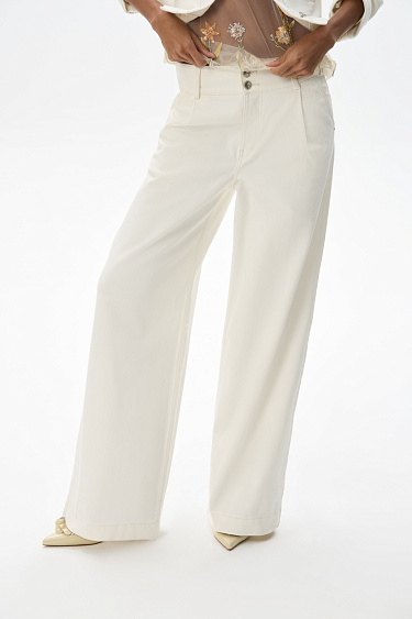 Прямые джинсы с резинкой на поясе