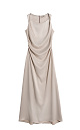 Атласное платье длины миди из 100% вискозы. Модель приталенного силуэта, без рукавов, с перекрутом на плечах и драпировкой. Застежка на молнию сзади.