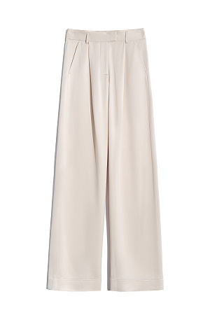 молочный Атласные брюки из 100% вискозы. Модель прямого кроя со шлевками на поясе для ремня, карманами и застежкой на молнию, брючный крючок и пуговицу.