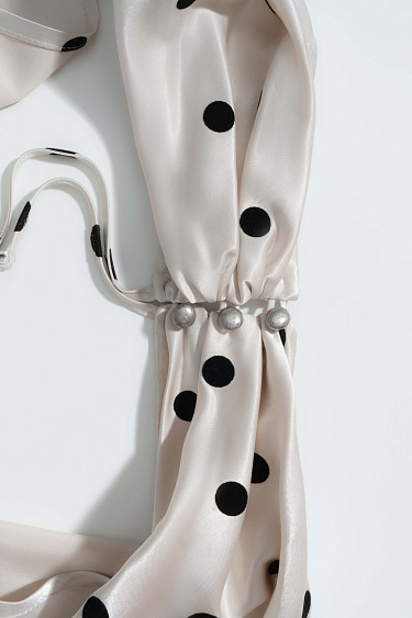 Атласное платье в горох с шарфом