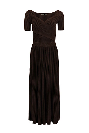 коричневый Трикотажное платье длины макси, выполненное из плотной вискозы. Модель с короткими рукавами, юбкой плиссе и вывязанным лифом. 