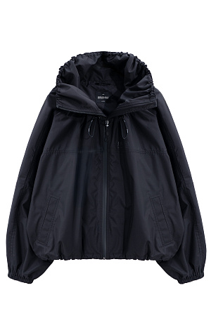 черный Куртка-ветровка из полиэстра. Модель свободного силуэта с высоким воротником-стойкой на регулируемой кулиске, карманами и застежкой на молнию. Манжеты рукавов выполнены на резинке. Логотип бренда на груди.