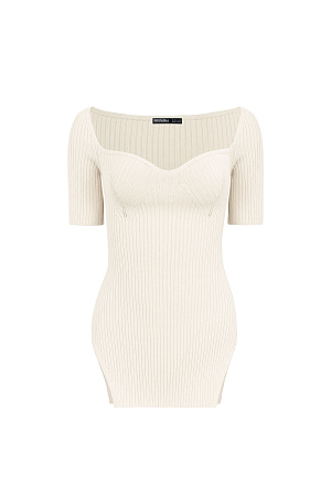 молочный Трикотажный удлиненный топ из вискозы. Модель с вывязанным декольте и короткими рукавами.