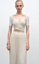 Трикотажное платье длины макси, выполненное из плотной вискозы. Модель с короткими рукавами, юбкой плиссе и вывязанным лифом. 