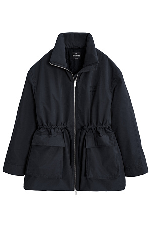 черный Парка на синтепоне. Модель свободного силуэта с регулируемой кулиской на талии, большими накладными карманами с клапанами, со спущенной линией плеч и воротником-стойкой. В комплекте к куртке идет дополнительный объемный воротник и капюшон. Застежка на молнию. Изделие выполнено на подкладке.