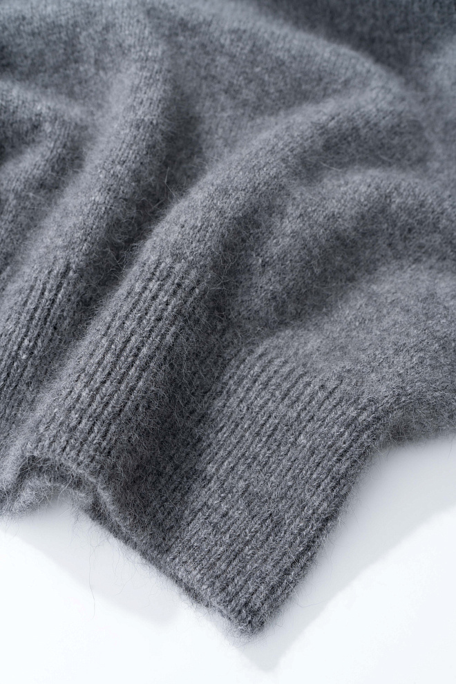 Джемпер из пуха лисы с высоким воротом